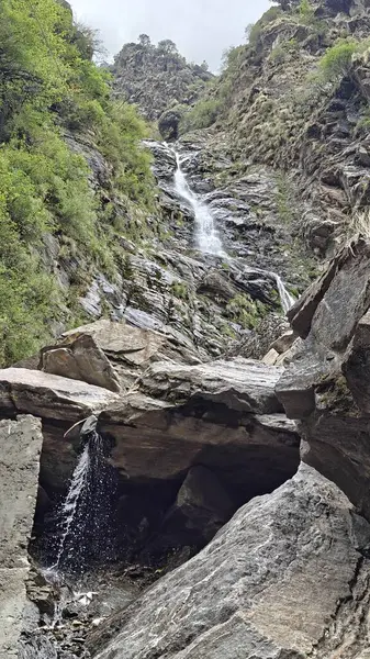 Dağlardaki kayalardan akan şelalenin manzarası