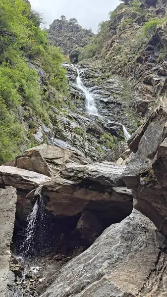 Dağlardaki kayalardan akan şelalenin manzarası