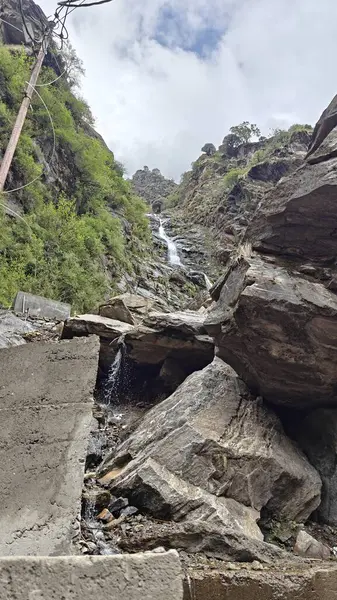 Dağlardaki kayalardan akan şelalenin manzarası