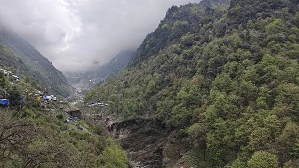 Güzel manzaralı sisli dağlar, dükkanlar, oteller ve Kedarnath Tapınağı Yolu 'na giden Shiva hayranları.