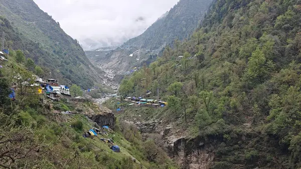 Güzel manzaralı sisli dağlar, dükkanlar, oteller ve Kedarnath Tapınağı Yolu 'na giden Shiva hayranları.