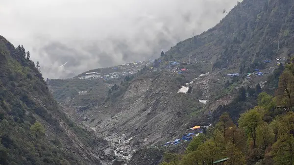 Güzel manzaralı sisli dağlar, dükkanlar, oteller ve Kedarnath Tapınağı Yolu 'na giden Shiva hayranları.