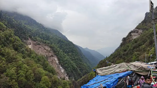 Güzel manzaralı sisli dağlar, dükkanlar, oteller ve Kedarnath Tapınağı Yolu 'na giden Shiva hayranları.