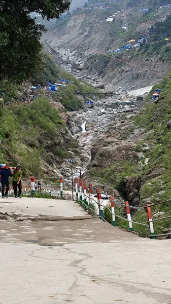İnsanlar, Mandakini nehrinin kıyısındaki Lord Shiva 'ya adanmış 3584 metre yükseklikteki Kedarnath Tapınağı' nın ünlü hac bölgesine doğru yürüyorlar.