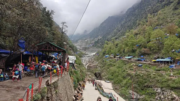 İnsanlar, Mandakini nehrinin kıyısındaki Lord Shiva 'ya adanmış 3584 metre yükseklikteki Kedarnath Tapınağı' nın ünlü hac bölgesine doğru yürüyorlar.