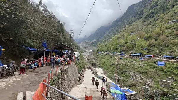 İnsanlar, Mandakini nehrinin kıyısındaki Lord Shiva 'ya adanmış 3584 metre yükseklikteki Kedarnath Tapınağı' nın ünlü hac bölgesine doğru yürüyorlar.