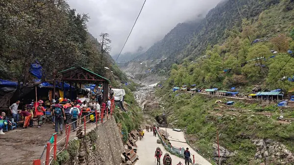 İnsanlar, Mandakini nehrinin kıyısındaki Lord Shiva 'ya adanmış 3584 metre yükseklikteki Kedarnath Tapınağı' nın ünlü hac bölgesine doğru yürüyorlar.