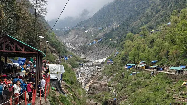 İnsanlar, Mandakini nehrinin kıyısındaki Lord Shiva 'ya adanmış 3584 metre yükseklikteki Kedarnath Tapınağı' nın ünlü hac bölgesine doğru yürüyorlar.