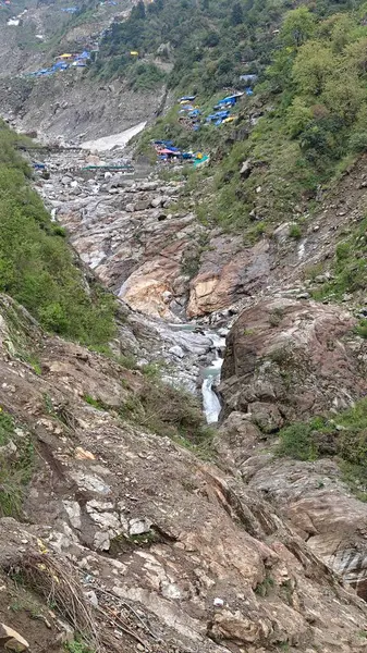 Güzel manzaralı sisli dağlar, dükkanlar, oteller ve Kedarnath Tapınağı Yolu 'na giden Shiva hayranları.