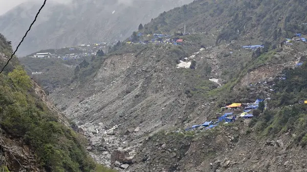 Güzel manzaralı sisli dağlar, dükkanlar, oteller ve Kedarnath Tapınağı Yolu 'na giden Shiva hayranları.