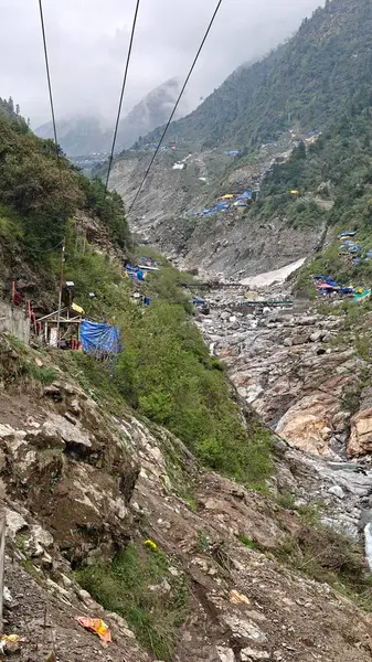 Güzel manzaralı sisli dağlar, dükkanlar, oteller ve Kedarnath Tapınağı Yolu 'na giden Shiva hayranları.