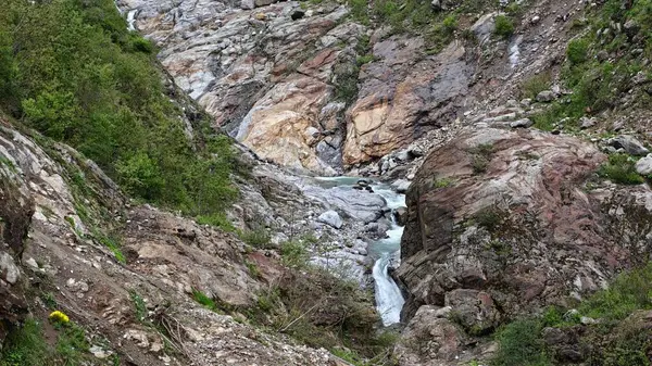 Dağlardaki kayalardan akan şelalenin manzarası