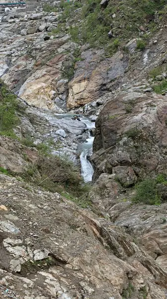 Dağlardaki kayalardan akan şelalenin manzarası