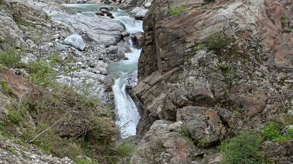 Dağlardaki kayalardan akan şelalenin manzarası
