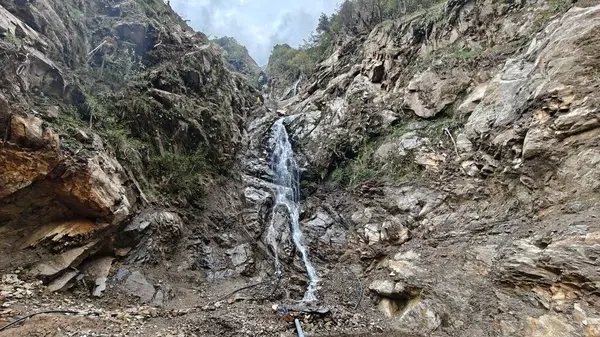 Dağlardaki kayalardan akan şelalenin manzarası