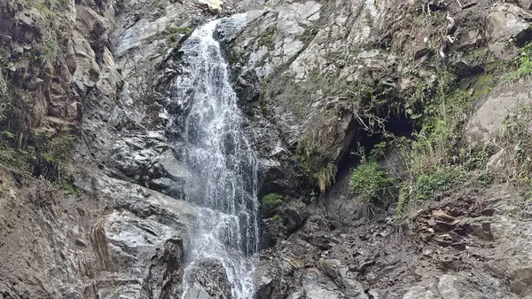 Dağlardaki kayalardan akan şelalenin manzarası