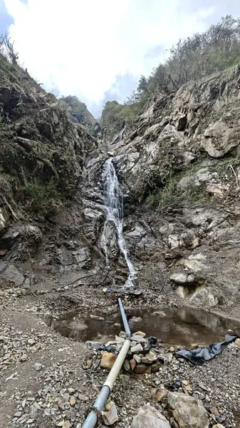 Dağlardaki kayalardan akan şelalenin manzarası
