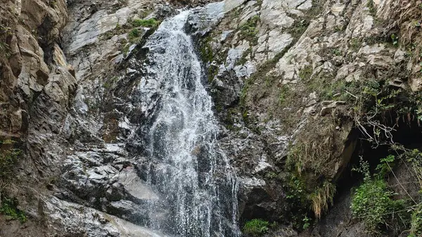 Dağlardaki kayalardan akan şelalenin manzarası