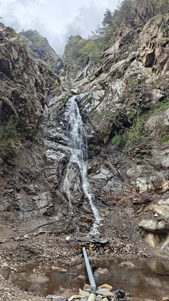 Dağlardaki kayalardan akan şelalenin manzarası
