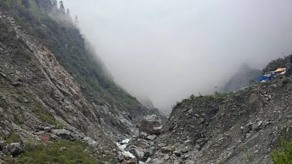 Kedarnath, Uttarakhand, Hindistan - 3584 metre yükseklikte Mandakini nehri kıyısındaki Lord Shiva 'ya adanmış Kedarnath Tapınağı' nın ünlü hac alanına doğru yol alan insanlar