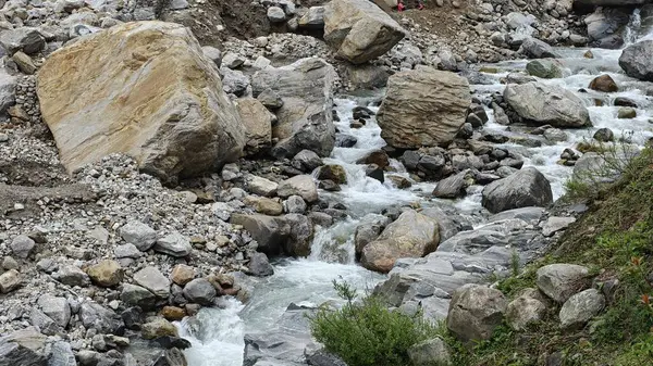 Himalaya dağlarındaki güzel dere manzarası