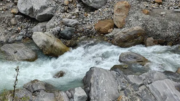 Kedarnath, Uttarakhand, Hindistan - 3584 metre yükseklikte Mandakini nehri kıyısındaki Lord Shiva 'ya adanmış Kedarnath Tapınağı' nın ünlü hac alanına doğru yol alan insanlar