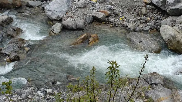 Kedarnath, Uttarakhand, Hindistan - 3584 metre yükseklikte Mandakini nehri kıyısındaki Lord Shiva 'ya adanmış Kedarnath Tapınağı' nın ünlü hac alanına doğru yol alan insanlar