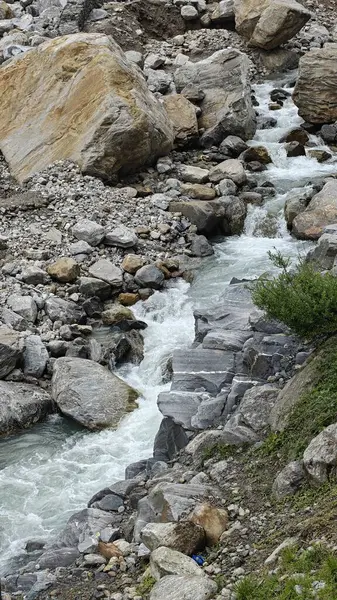 Kedarnath, Uttarakhand, Hindistan - 3584 metre yükseklikte Mandakini nehri kıyısındaki Lord Shiva 'ya adanmış Kedarnath Tapınağı' nın ünlü hac alanına doğru yol alan insanlar
