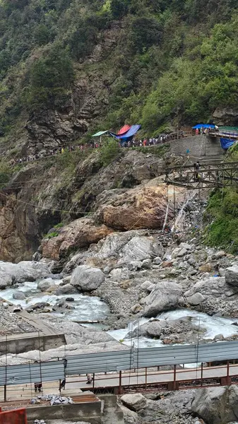 Kedarnath, Uttarakhand, Hindistan - 3584 metre yükseklikte Mandakini nehri kıyısındaki Lord Shiva 'ya adanmış Kedarnath Tapınağı' nın ünlü hac alanına doğru yol alan insanlar
