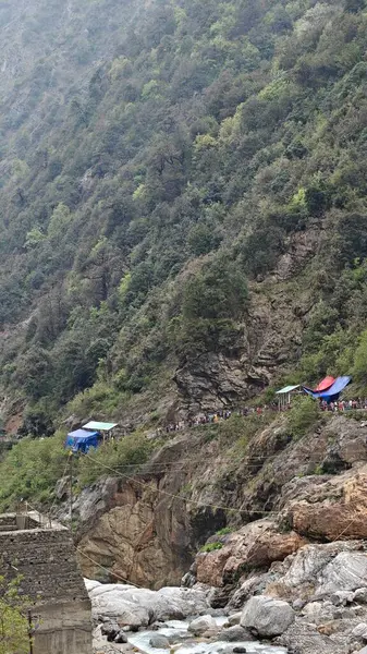 Dükkanları olan sisli dağların güzel manzarası, Kedarnath Tapınağı Yolu 'ndaki Shiva fanatikleri için oteller.