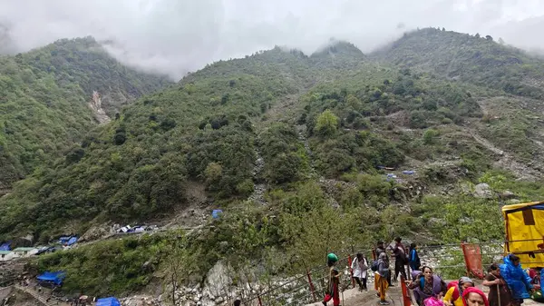 İnsanlar, Mandakini nehrinin kıyısındaki Lord Shiva 'ya adanmış 3584 metre yükseklikteki Kedarnath Tapınağı' nın ünlü hac bölgesine doğru yürüyorlar.