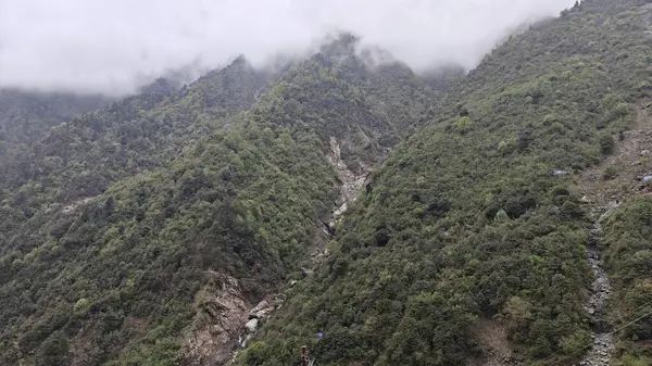 Himalaya dağlarının sisli güzel manzarası