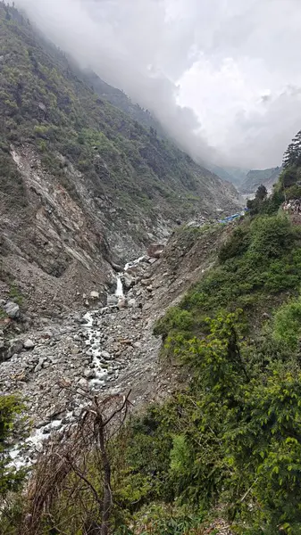 Himalaya dağlarının sisli güzel manzaralı akıntısı