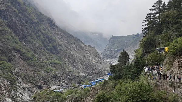 İnsanlar, Mandakini nehrinin kıyısındaki Lord Shiva 'ya adanmış 3584 metre yükseklikteki Kedarnath Tapınağı' nın ünlü hac bölgesine doğru yürüyorlar.