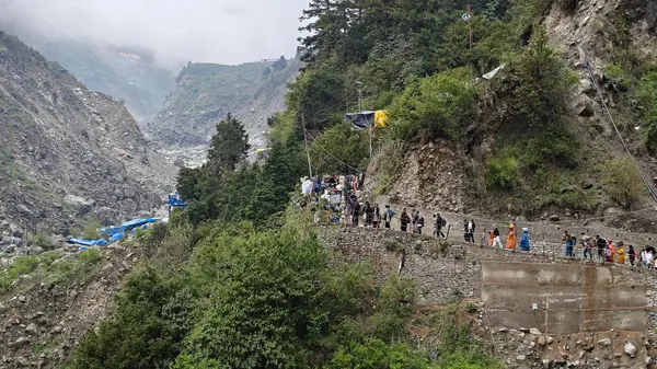 İnsanlar, Mandakini nehrinin kıyısındaki Lord Shiva 'ya adanmış 3584 metre yükseklikteki Kedarnath Tapınağı' nın ünlü hac bölgesine doğru yürüyorlar.