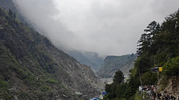 İnsanlar, Mandakini nehrinin kıyısındaki Lord Shiva 'ya adanmış 3584 metre yükseklikteki Kedarnath Tapınağı' nın ünlü hac bölgesine doğru yürüyorlar.