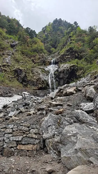 Dağlardaki kayalardan akan şelalenin manzarası