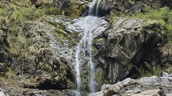 Dağlardaki kayalardan akan şelalenin manzarası