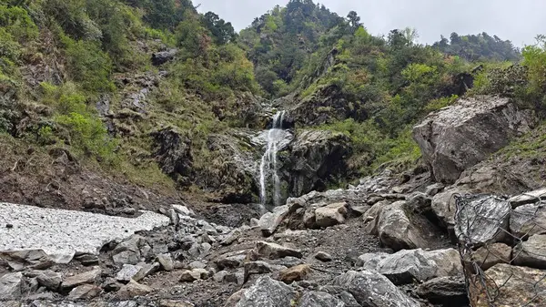 Dağlardaki kayalardan akan şelalenin manzarası