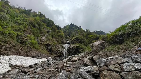 Dağlardaki kayalardan akan şelalenin manzarası