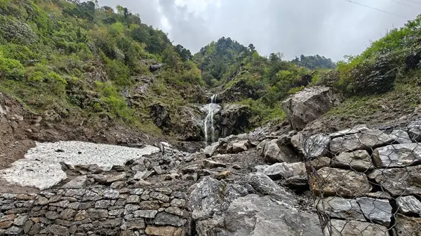 Dağlardaki kayalardan akan şelalenin manzarası