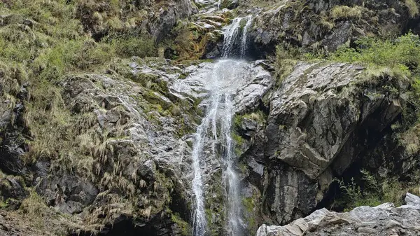 Dağlardaki kayalardan akan şelalenin manzarası