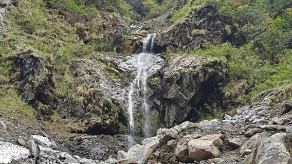 Dağlardaki kayalardan akan şelalenin manzarası