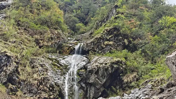 Dağlardaki kayalardan akan şelalenin manzarası