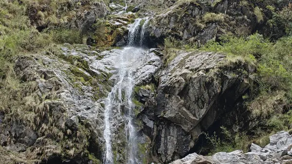 Dağlardaki kayalardan akan şelalenin manzarası