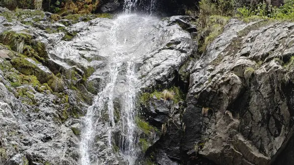 Dağlardaki kayalardan akan şelalenin manzarası