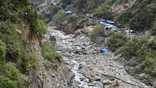 Mandakini nehrinin kıyısındaki Lord Shiva 'ya adanmış 354 metre yükseklikteki Kedarnath Tapınağı' nın ünlü hac bölgesine doğru yol alan insanlar için çadırlar.
