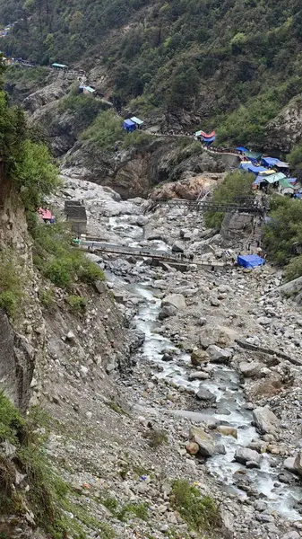 Himalaya dağlarındaki Hint kasabasındaki binalar ve nehir manzarası 