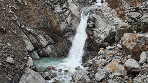 Dağlardaki kayalardan akan şelalenin manzarası