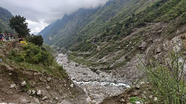 Himalaya dağlarının sisli güzel manzaralı akıntısı